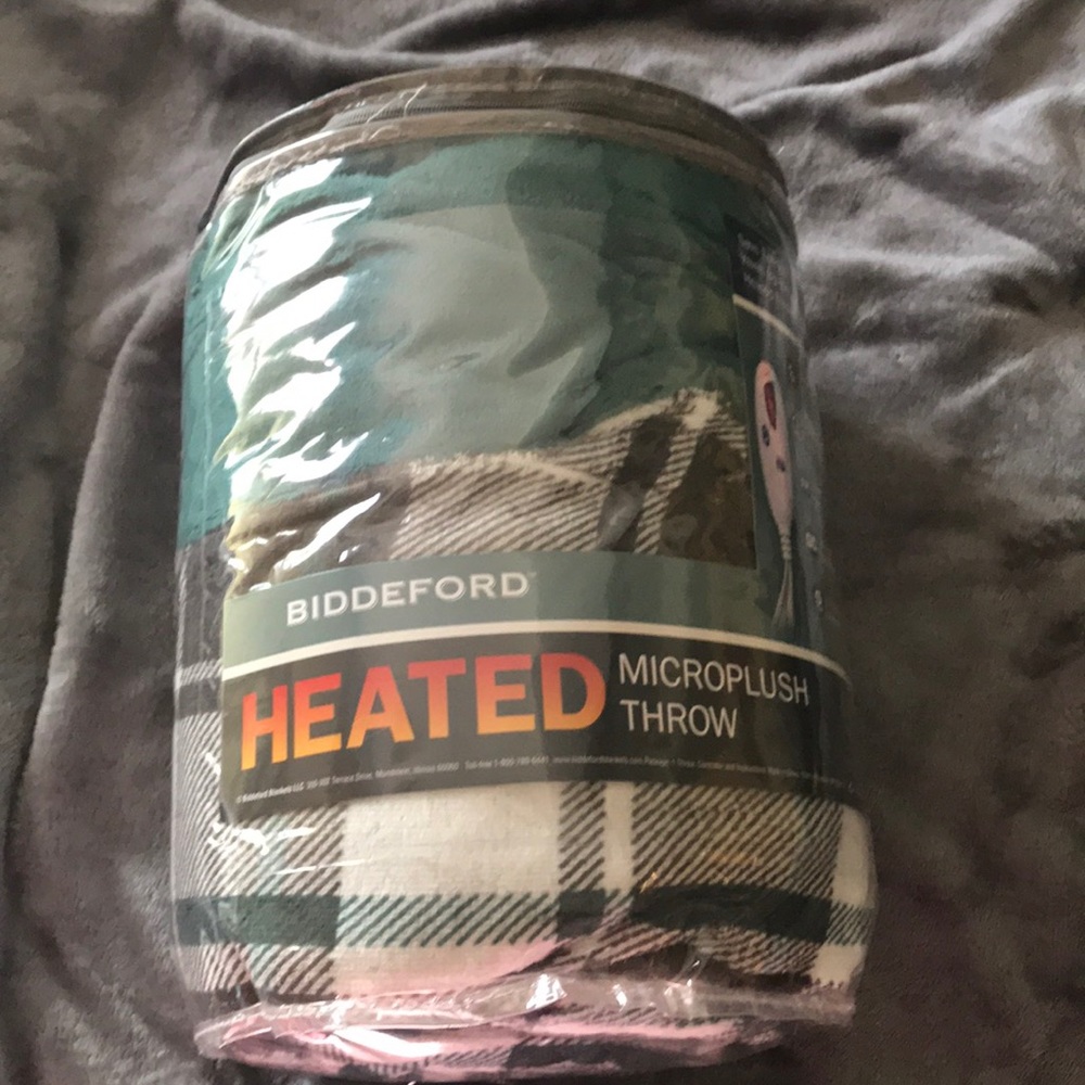 NIB heated microplush throw